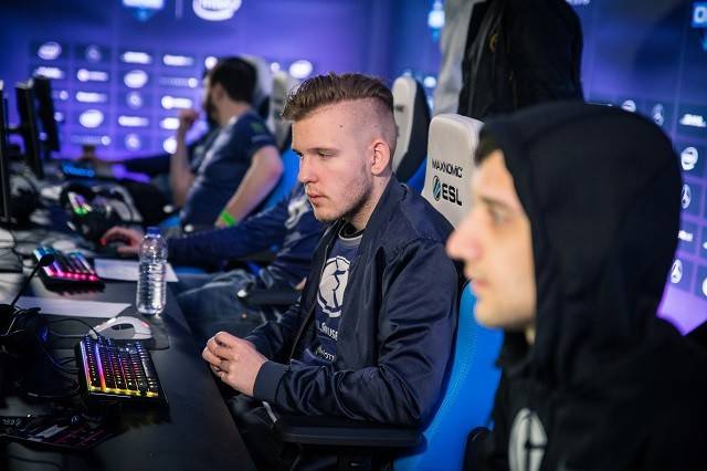 真的想赢吗？ TyLoo 在上半场追了8分无果。FLY冲向B点，在加时赛中得了4分，赢得了第一张地图。