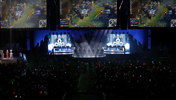 吧友们印象中有哪些LPL队伍，内战内行，外战外行的？